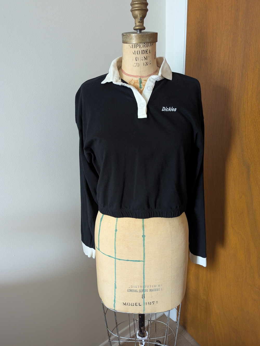 Dickies Black Long-Sleeve Cropped Polo with White Collar
